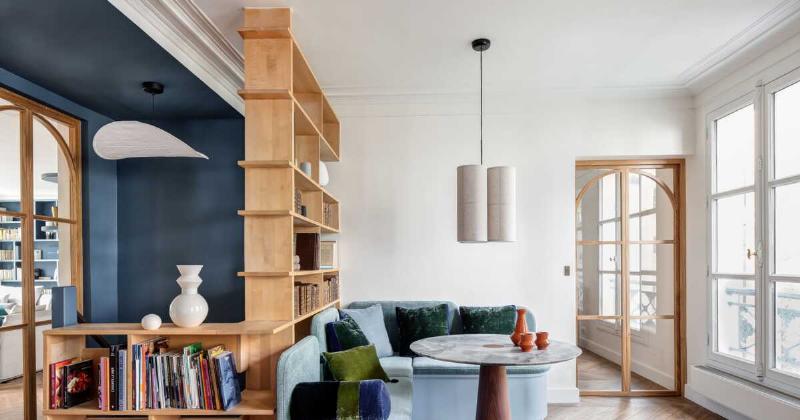 Un salon moderne et élégant avec des touches françaises, où une grande peinture sur New York est la pièce maîtresse, éclairée par une lumière douce